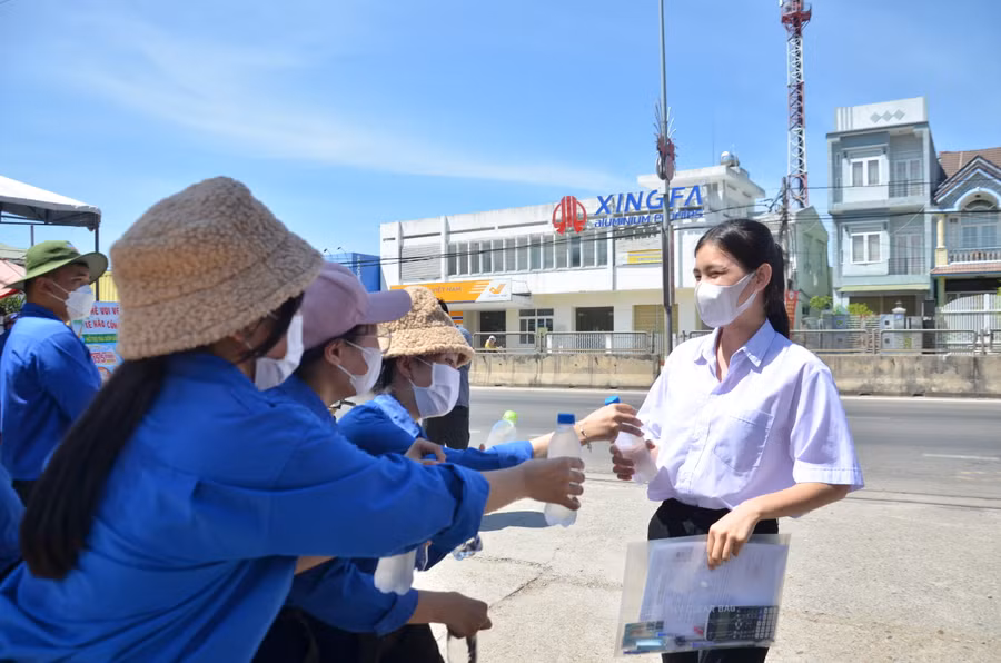 Tình nguyện viên tặng nước uống cho thí sinh. Tình nguyện viên tặng nước uống cho thí sinh.