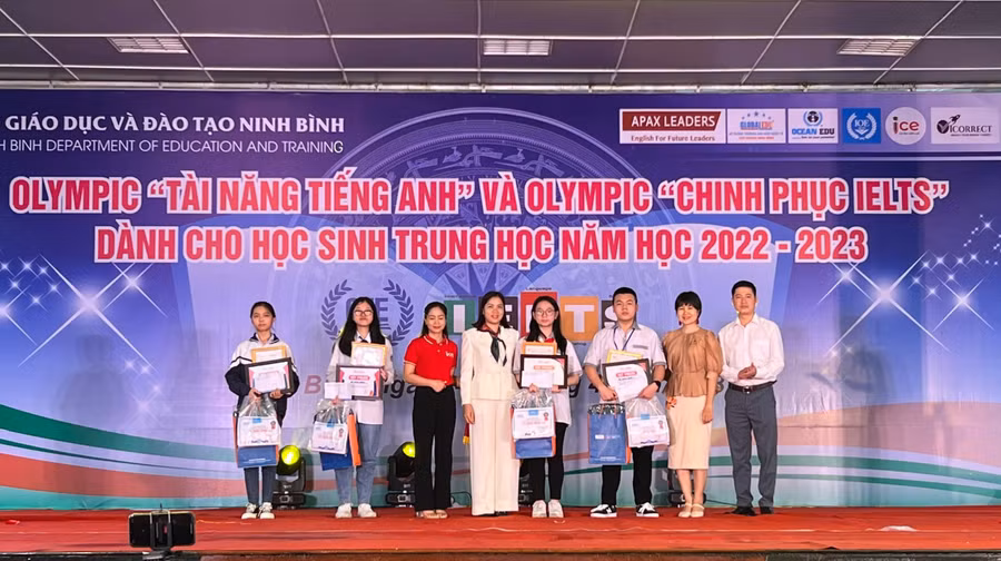 Bà Nguyễn Thị Ngọc Bích - Giám đốc ICE IELTS Ninh Bình trao thưởng nhất cho học sinh đoạt giải.