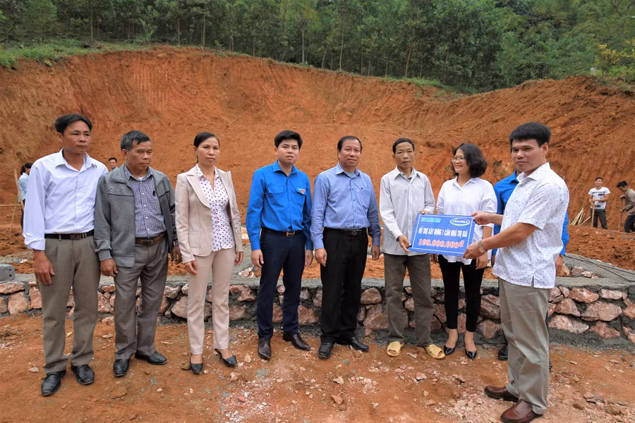 Ông Phạm Tuyên – Giám đốc Kinh doanh miền Bắc Công ty Cổ phần Sữa Việt Nam, đại diện báo Thanh Niên và tỉnh đoàn Hòa Bình trao bảng tượng trưng hỗ trợ xây dựng nhà cho anh Bùi Văn Tiến tại huyện Kim Bôi, tỉnh Hòa Bình. Ông Phạm Tuyên – Giám đốc Kinh doanh miền Bắc Công ty Cổ phần Sữa Việt Nam, đại diện báo Thanh Niên và tỉnh đoàn Hòa Bình trao bảng tượng trưng hỗ trợ xây dựng nhà cho anh Bùi Văn Tiến tại huyện Kim Bôi, tỉnh Hòa Bình.