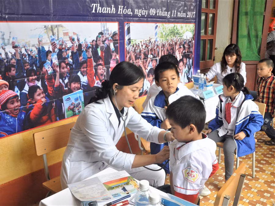 Bác sĩ từ Trung tâm Tư vấn Dinh dưỡng của Vinamilk tới khám sức khỏe và tư vấn tại Trường tiểu học Thống Nhất, tỉnh Thanh Hóa. Bác sĩ từ Trung tâm Tư vấn Dinh dưỡng của Vinamilk tới khám sức khỏe và tư vấn tại Trường tiểu học Thống Nhất, tỉnh Thanh Hóa.
