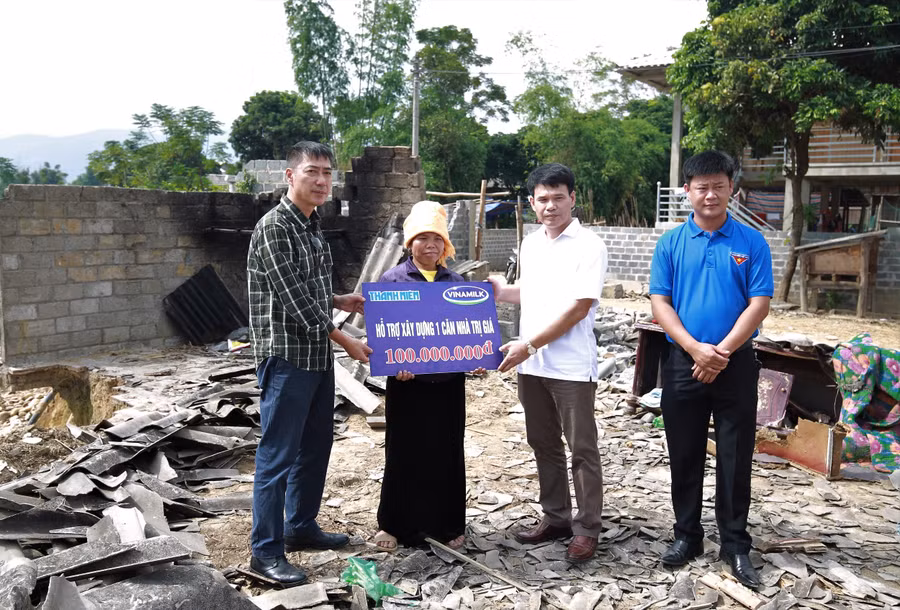 Ông Phạm Tuyên - Giám đốc Kinh doanh miền Bắc Công ty Cổ phần Sữa Việt Nam, đại diện báo Thanh Niên và tỉnh đoàn Yên Bái trao bảng tượng trưng hỗ trợ xây dựng nhà cho chị Lò Thị Muồn trú tại phường Cầu Thìa, thị xã Nghĩa Lộ, tỉnh Yên Bái. Ông Phạm Tuyên - Giám đốc Kinh doanh miền Bắc Công ty Cổ phần Sữa Việt Nam, đại diện báo Thanh Niên và tỉnh đoàn Yên Bái trao bảng tượng trưng hỗ trợ xây dựng nhà cho chị Lò Thị Muồn trú tại phường Cầu Thìa, thị xã Nghĩa Lộ, tỉnh Yên Bái.
