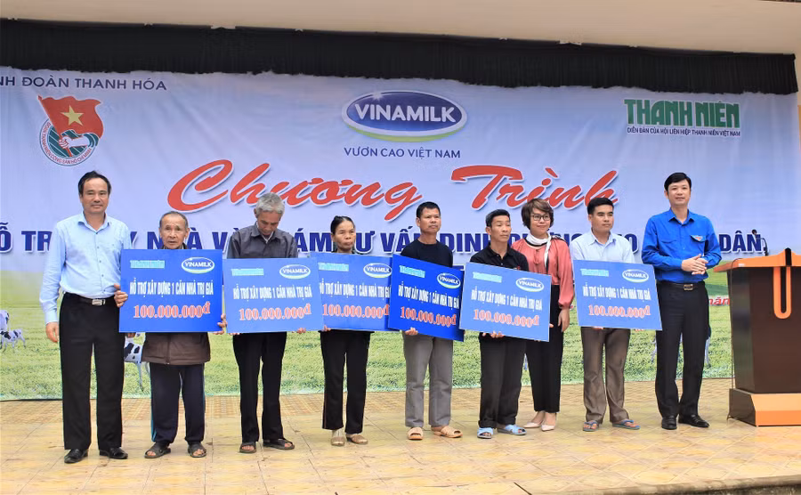 Ông Nguyễn Vũ Cư, Giám đốc điều hành Công ty TNHH bò sữa Thống Nhất Công ty Cổ phần Sữa Việt Nam, đại diện báo Thanh Niên và tỉnh đoàn Thanh Hóa trao bảng tượng trưng hỗ trợ xây dựng nhà cho các hộ dân tại huyện Yên Định, tỉnh Thanh Hóa. Ông Nguyễn Vũ Cư, Giám đốc điều hành Công ty TNHH bò sữa Thống Nhất Công ty Cổ phần Sữa Việt Nam, đại diện báo Thanh Niên và tỉnh đoàn Thanh Hóa trao bảng tượng trưng hỗ trợ xây dựng nhà cho các hộ dân tại huyện Yên Định, tỉnh Thanh Hóa.