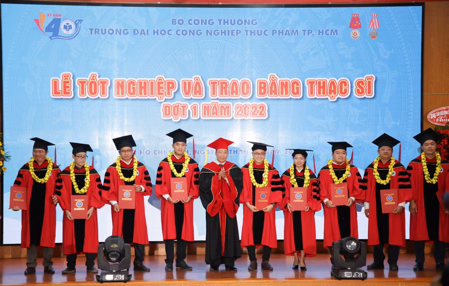 PGS.TS Nguyễn Xuân Hoàn(giữa) Hiệu trưởng HUFI trao bằng Thạc sĩ cho các học viên hoàn thành khóa học PGS.TS Nguyễn Xuân Hoàn(giữa) Hiệu trưởng HUFI trao bằng Thạc sĩ cho các học viên hoàn thành khóa học