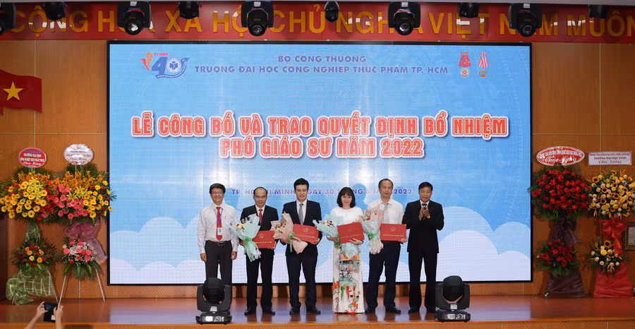 Lãnh đạo Nhà trường trao quyết định bổ nhiệm PGS cho cán bộ, giảng viên đạt chuẩn của Bộ GD&DĐT Lãnh đạo Nhà trường trao quyết định bổ nhiệm PGS cho cán bộ, giảng viên đạt chuẩn của Bộ GD&DĐT