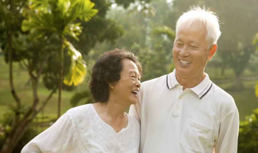 Khi già đi, bạn có thể nhận thấy lịch ngủ của mình thay đổi: buồn ngủ sớm hơn và sẵn sàng thức dậy sớm hơn. (Ảnh: ITN)