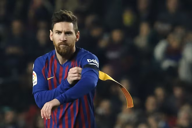 Chạy cánh Lionel Messi:Mùa giải tới, "El Pulga" sẽ trở lại mạnh mẽ hơn bao giờ hết để hoàn thành lời hứa đưa chiếc cúp bạc Champions League trở lại Camp Nou sau nhiều năm thất lạc. Sieu doi hinh Barca mua toi voi 3 ngoi sao tri gia hon 270 trieu euro hinh anh 9