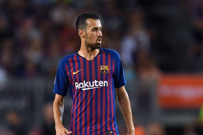 Tiền vệ Sergio Busquets:Luôn duy trì phong độ ổn định trong hơn 10 năm qua và thật khó để tìm ra cái tên nào có thể thay thế vị trí của tiền vệ sinh năm 1988 trong đội hình Barca. Sieu doi hinh Barca mua toi voi 3 ngoi sao tri gia hon 270 trieu euro hinh anh 6