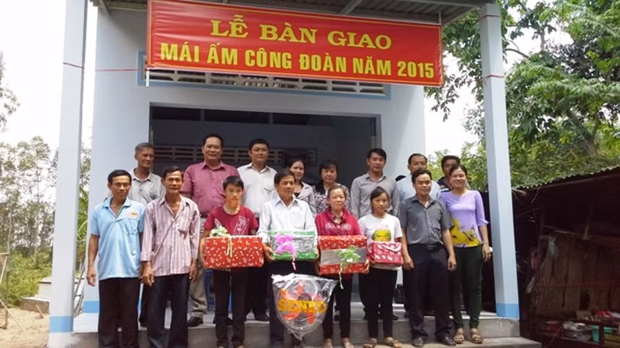 Trao Mái ấm Công đoàn cho gia đình ông Nguyễn Thành Vụ, nhân viên Trường THPT Lấp Vò 2, Đồng Tháp