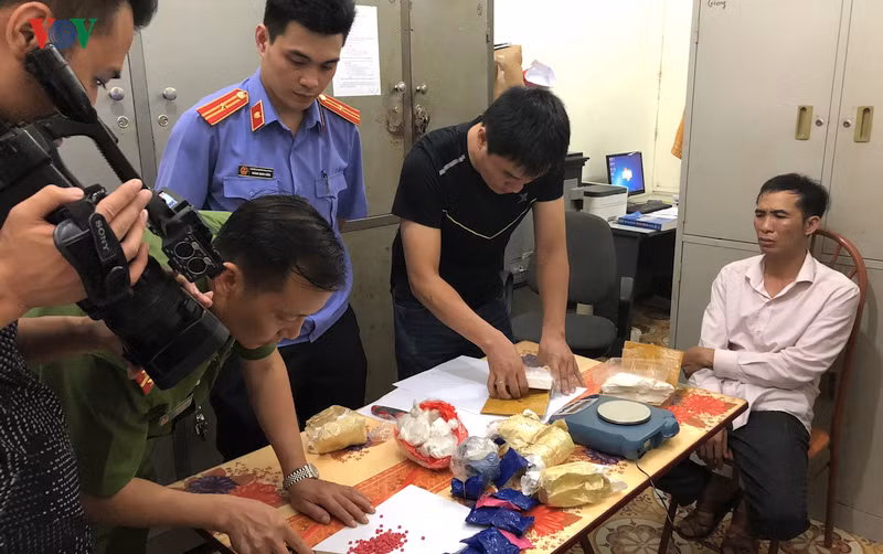 thu giu gan 5 tan ma tuy tong hop, 700kg heroin trong 6 thang hinh 1
