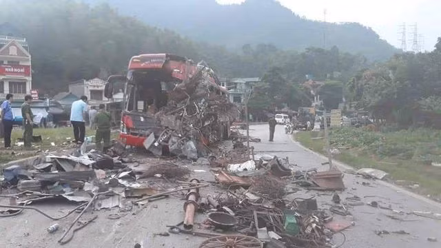 Cấp bách ngăn chặn tai nạn giao thông trên quốc lộ 6 - 1