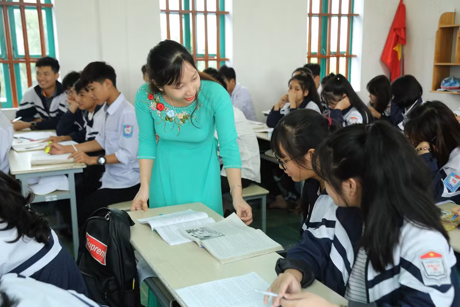 Cô giáo Trần Thị Minh Trang trong giờ Địa lý cho học sinh lớp 9