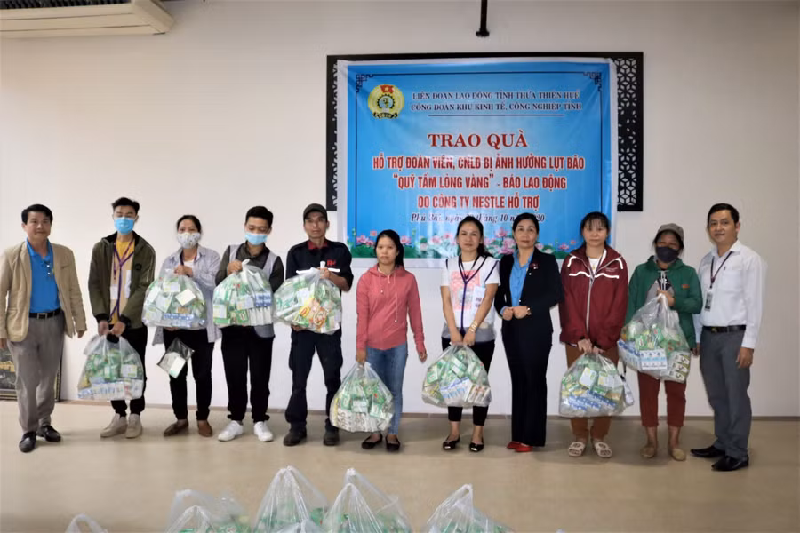Thông qua báo Lao Động, Nestlé Việt Nam trao các phần quà hỗ trợ đến công đoàn viên và người lao động ở Thừa Thiên - Huế.