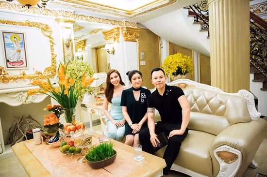 Cận cảnh biệt thự dát vàng, nguy nga như lâu đài của Lý Nhã Kỳ ảnh 4 Nội thất bên trong được thiết kế theo phong cách hoàng gia sang trọng.