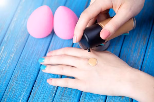 Hãy lựa chọn kem nền phù hợp với màu da của chính mình.