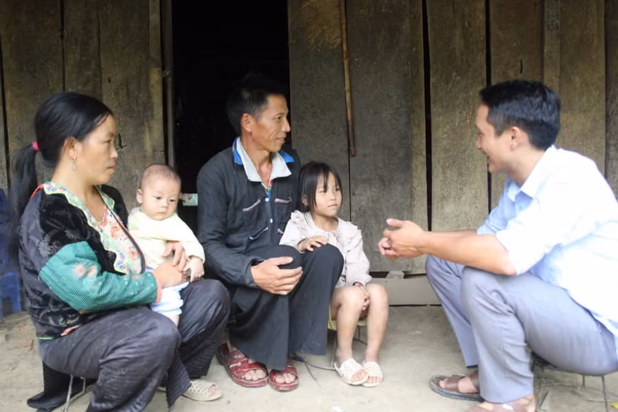 Giáo viên trường PTDTBT Tiểu học Tìa Dình thăm gia đình học sinh.