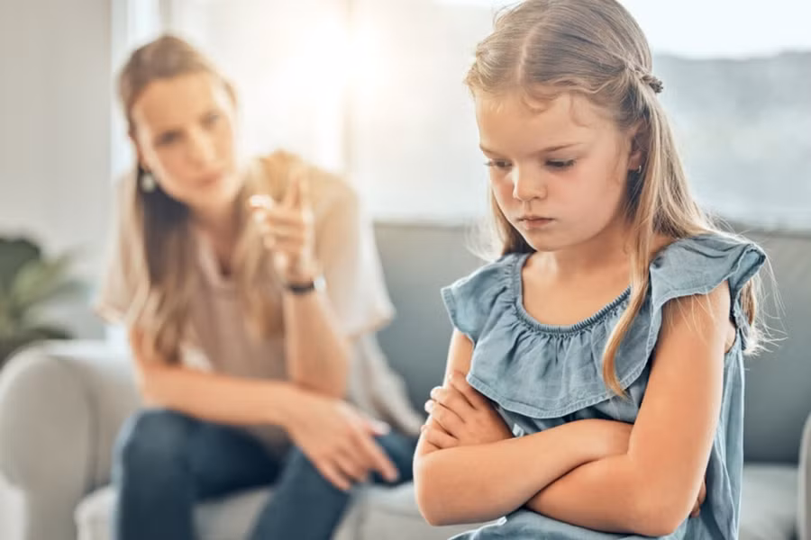 Cha mẹ nên đưa ra cảnh báo thay vì chỉ dẫn. (Ảnh: ITN). Cha mẹ nên đưa ra cảnh báo thay vì chỉ dẫn. (Ảnh: ITN).