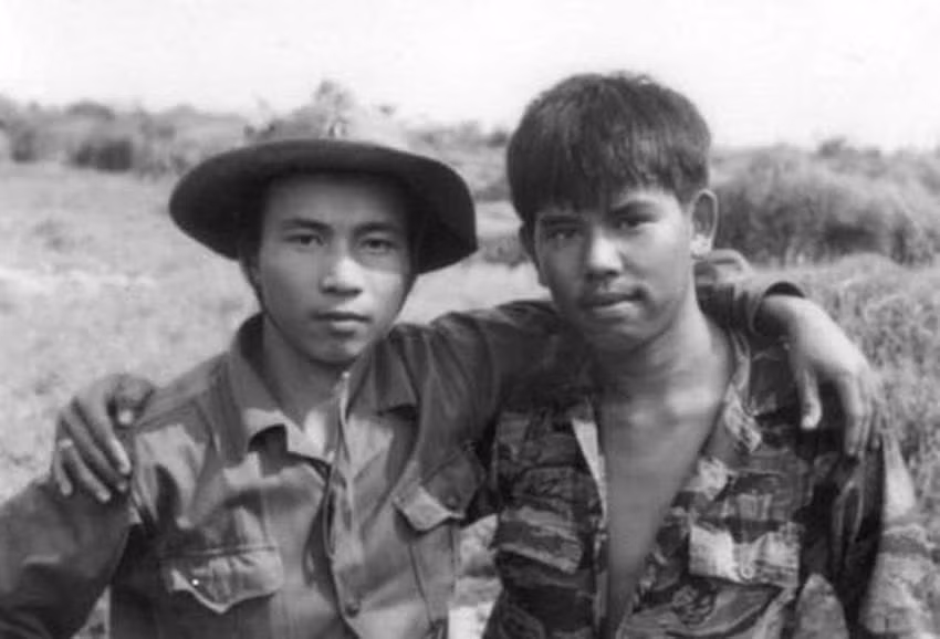 Bức ảnh Hai người lính trong bộ ảnh đoạt Giải thưởng Hồ Chí Minh của tác giả Chu Chí Thành.