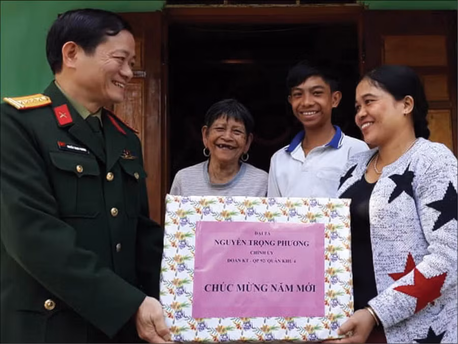 Đại tá Nguyễn Trọng Phương, Chính ủy Đoàn KT - QP 92 tặng quà tết cho gia đình kết nghĩa