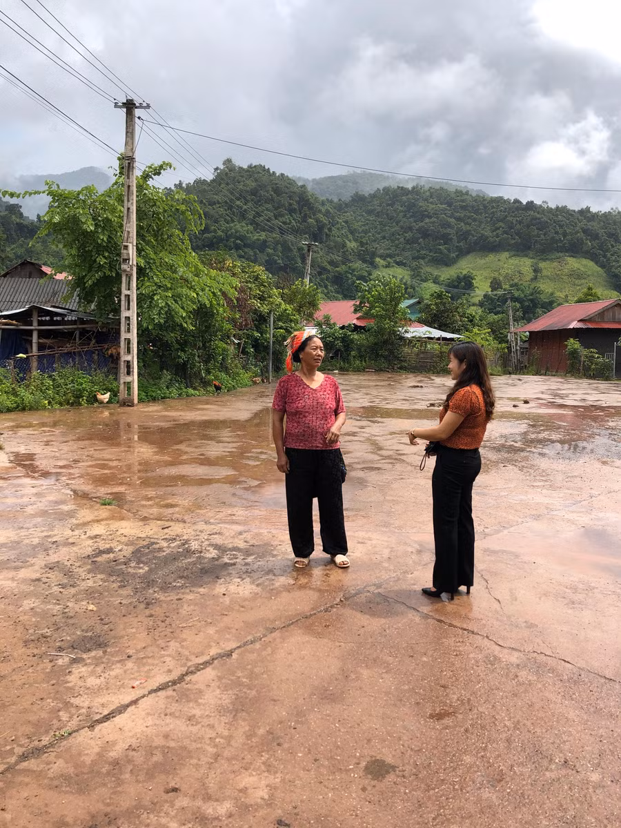 Bà Pờ Mỳ Lế (bìa phải) trò chuyện với chị Lỳ Hừ De về kế hoạch phát triển kinh tế hộ gia đình. Bà Pờ Mỳ Lế (bìa phải) trò chuyện với chị Lỳ Hừ De về kế hoạch phát triển kinh tế hộ gia đình.