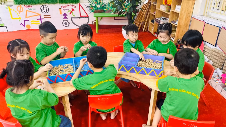 Trẻ được tham gia nhiều hoạt động trên lớp để tăng cường kỹ năng.
