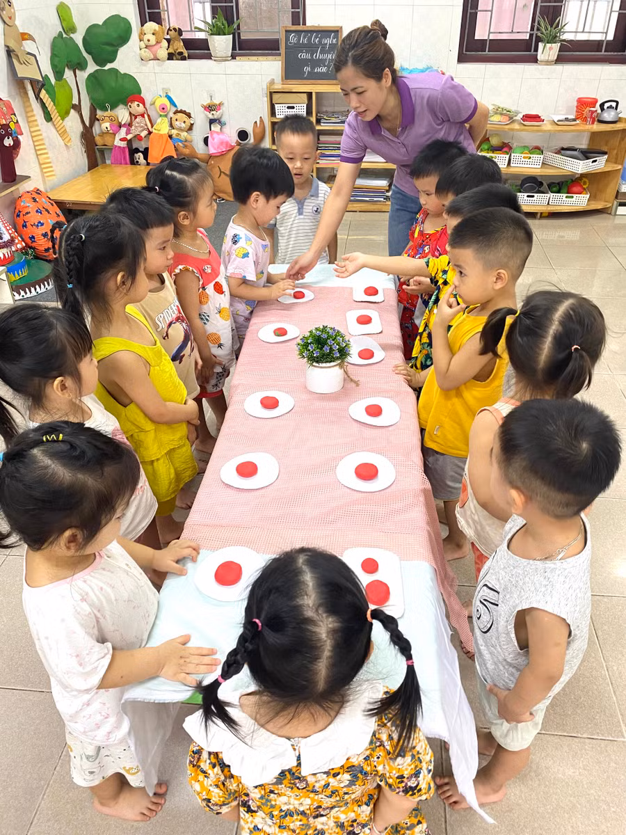 Nhờ tham gia nhiều hoạt động nhóm trên lớp sẽ rèn cho trẻ các kỹ năng cần thiết.