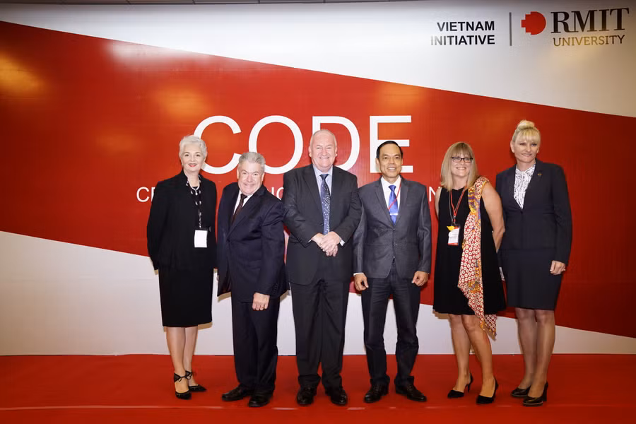 Các đại biểu chụp hình kỉ niệm tại lễ ra mắt CODE