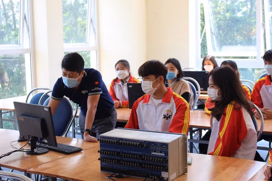 Đại diện Công ty Cổ phần Hệ thống Kỹ thuật Ứng dụng – ATS hướng dẫn sinh viên sử dụng thiết bị