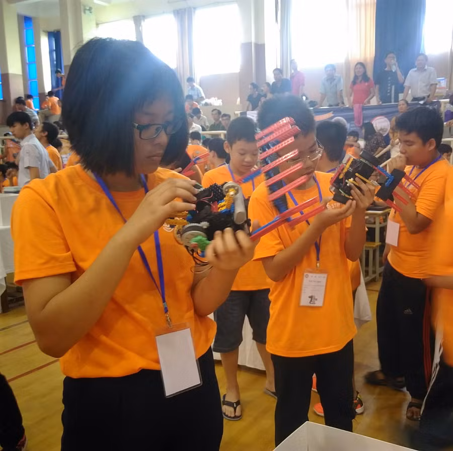 Các thí sinh đang kiểm tra và hiệu chỉnh robot trước khi thi đấu