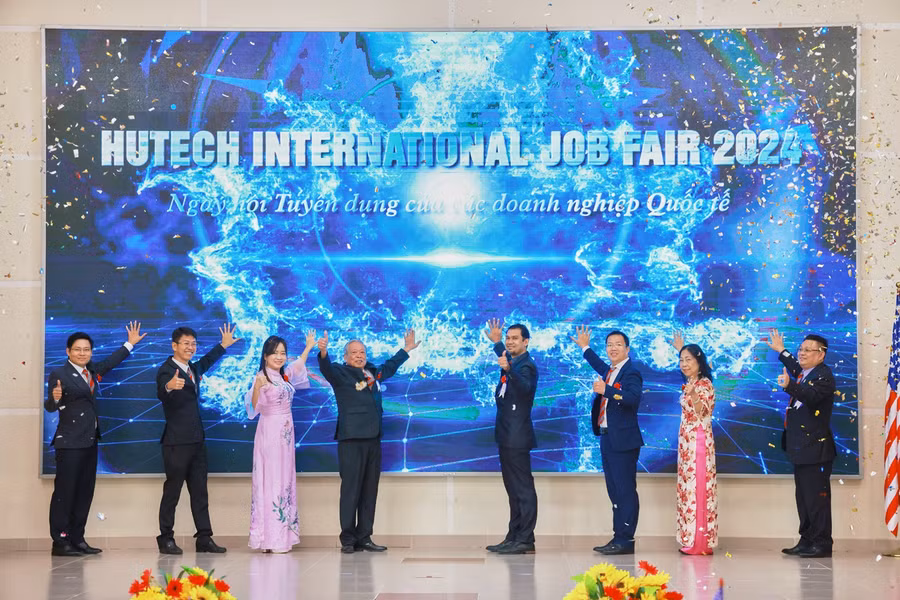Đại diện lãnh đạo HUTECH và khách mời nhấn nút khai mạc ngày hội.