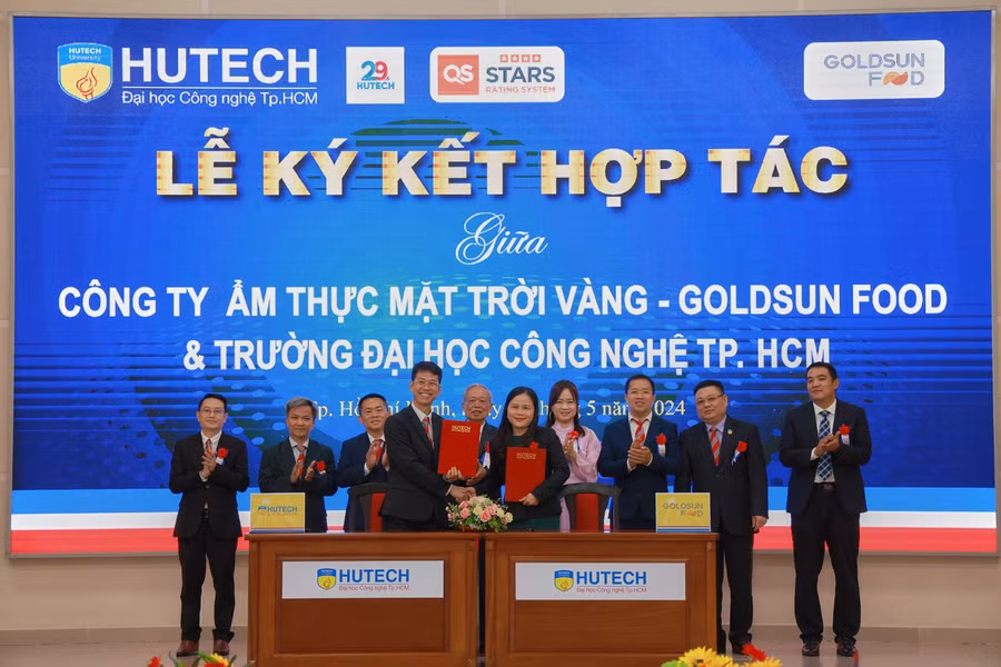 Đại diện lãnh đạo Trường ĐH Công nghệ TPHCM ký kết hợp tác với Doanh nghiệp.