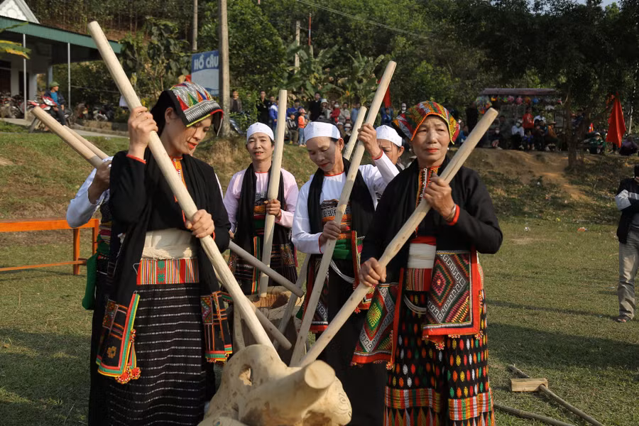 Lễ hội nhằm tái hiện một số sinh hoạt trong đời sống sinh hoạt cộng đồng của người Thái. (Ảnh: NT).