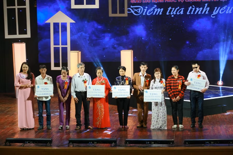 Hội LHPN tặng nhà tình thương cho các gia đình người khuyết tật khó khăn Hội LHPN tặng nhà tình thương cho các gia đình người khuyết tật khó khăn
