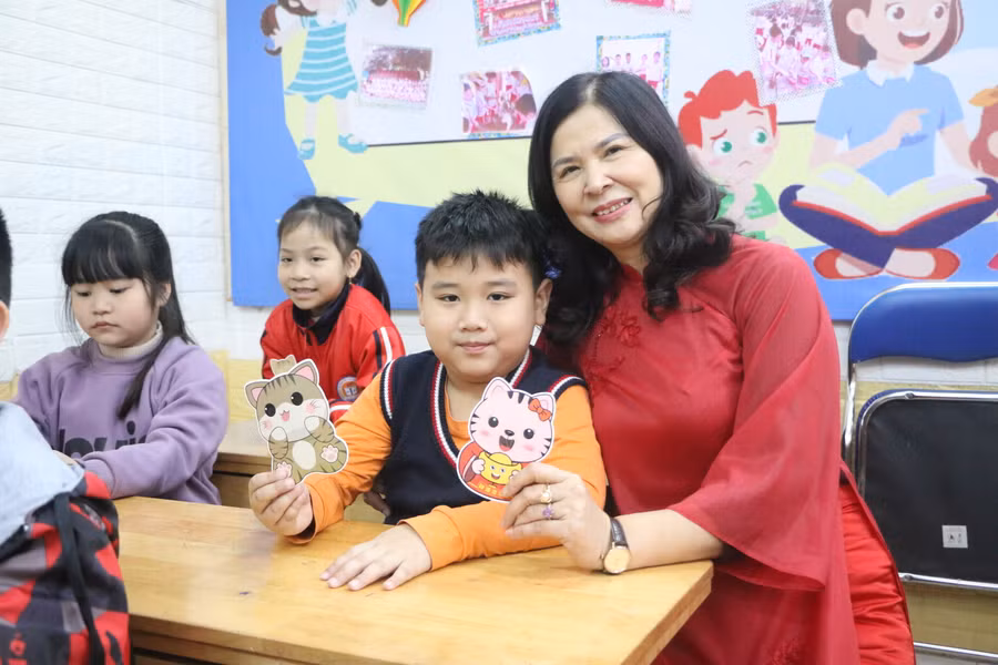 Cô Nguyễn Thanh Tịnh - Hiệu trưởng Trường Tiểu học Mai Dịch tặng lì xì đầu năm cho học sinh.