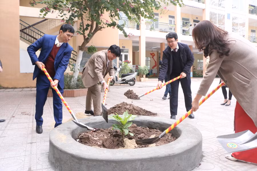 Ông Nguyễn Hoàng Trường (thứ 3 từ trái sang) - Phó Bí thư Huyện ủy, Chủ tịch UBND huyện Hoài Đức trồng cây bàng vuông tại khuôn viên của Trường Tiểu học Vân Canh. Ông Nguyễn Hoàng Trường (thứ 3 từ trái sang) - Phó Bí thư Huyện ủy, Chủ tịch UBND huyện Hoài Đức trồng cây bàng vuông tại khuôn viên của Trường Tiểu học Vân Canh.