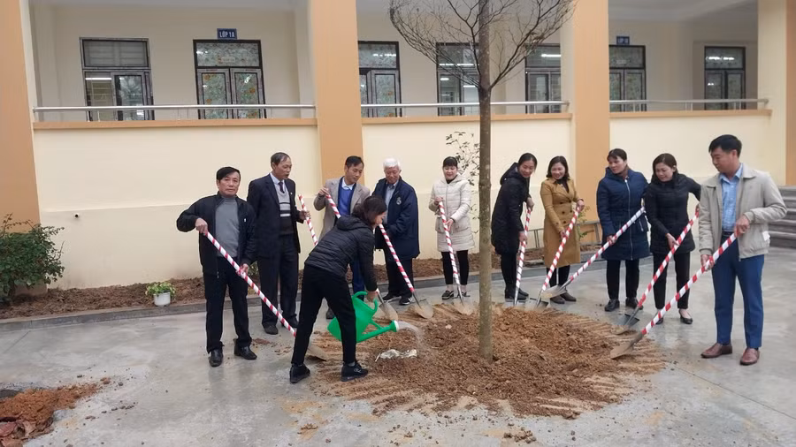 Đại diện chính quyền và BGH Trường Tiểu học Phong Vân trồng cây xanh tại khuôn viên nhà trường. Đại diện chính quyền và BGH Trường Tiểu học Phong Vân trồng cây xanh tại khuôn viên nhà trường.