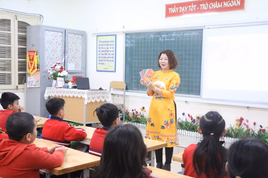 Cô trò lớp 4G cùng nhau khởi động giờ học đầu tiên của năm mới với những lời hỏi han và tặng phong bao lì xì cho học sinh.