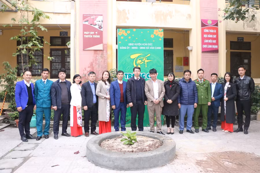 Đoàn của lãnh đạo UBND huyện Hoài Đức cùng đại diện chính quyền xã Vân Canh, BGH Trường Tiểu học Vân Canh chụp ảnh lưu niệm. Đoàn của lãnh đạo UBND huyện Hoài Đức cùng đại diện chính quyền xã Vân Canh, BGH Trường Tiểu học Vân Canh chụp ảnh lưu niệm.