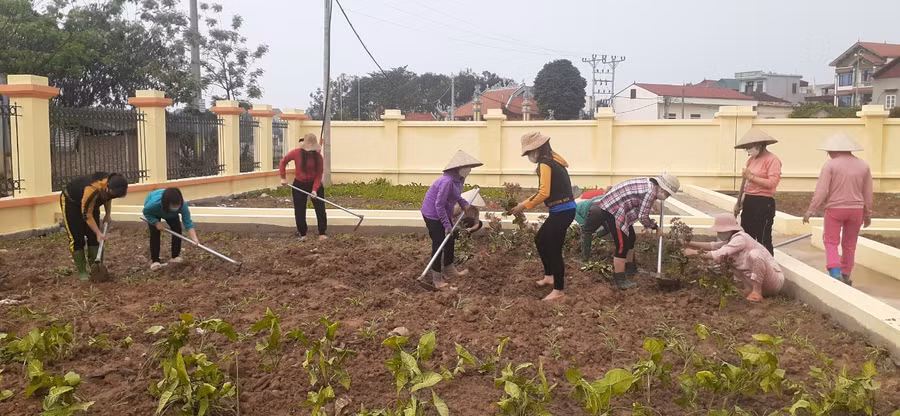 Cán bộ, giáo viên, nhân viên tại Trường Mầm non Vạn Thắng thực hiện trồng nhiều cây xanh dịp đầu xuân mới. Cán bộ, giáo viên, nhân viên tại Trường Mầm non Vạn Thắng thực hiện trồng nhiều cây xanh dịp đầu xuân mới.