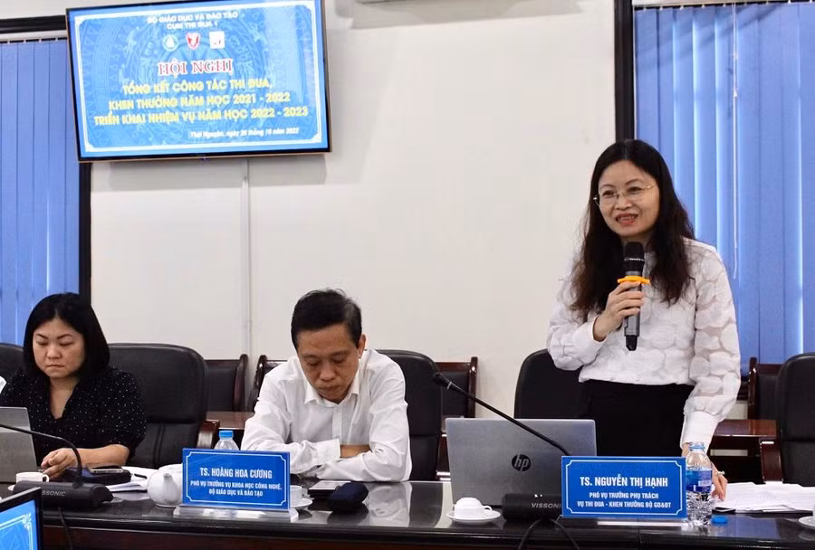 TS Nguyễn Thị Hạnh, Phó vụ trưởng vụ thi đua khen thưởng Bộ Giáo dục và Đào tạo chia sẻ tại Hội nghị.