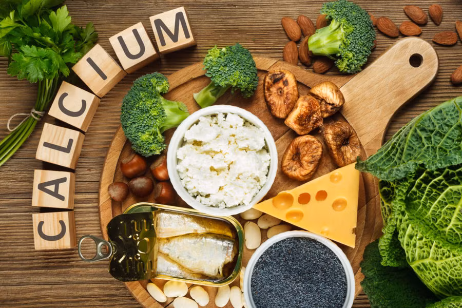 Ăn nhiều thực phẩm giàu canxi cũng là nguyên nhân gây sỏi thận.