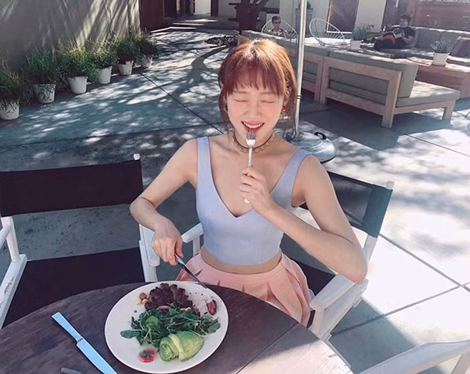 “Cô nàng cử tạ” Lee Sung Kyung xinh đẹp và đáng yêu với kiểu tóc mái ngố trên trán
