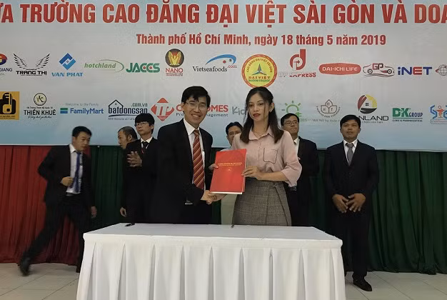 TS Lê Lâm- CTHĐQT Hệ thống Giáo dục Đại Việt, Hiệu trưởng Trường Cao đẳng Đại Việt Sài Gòn ký kết hợp tác với một Doanh nghiệp tại lễ ký kết