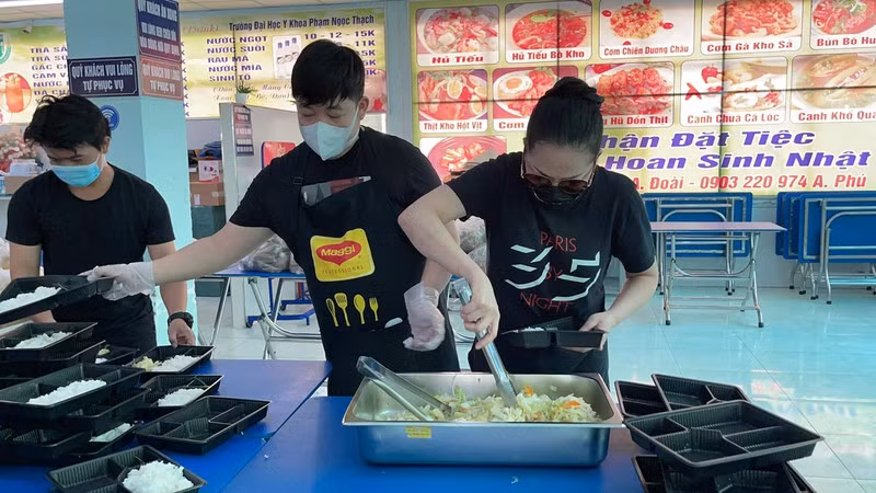 Ca sĩ Quang Lê và Như Quỳnh tự mua đồ, nấu ăn và gửi hàng trăm phần cơm đến những người dân khó khăn tại nhiều quận trên địa bàn thành phố. Hai ca sĩ hải ngoại này cũng đến thăm những gia đình có hoàn cảnh khó khăn, cơ nhỡ, những người vô gia cư, tặng phần quà nhỏ. Quà là những nhu yếu phẩm cần thiết như gạo, mì tôm, khẩu trang, dầu ăn… Trước ngày thực hiện giãn cách theo Chỉ thị 16, ca sĩ Quang Lê còn tham gia Phiên chợ 0 đồng, trao tặng nhu yếu phẩm cho bà con tại khu cách ly Bình Tân. Nguồn: SK&amp;ĐS.