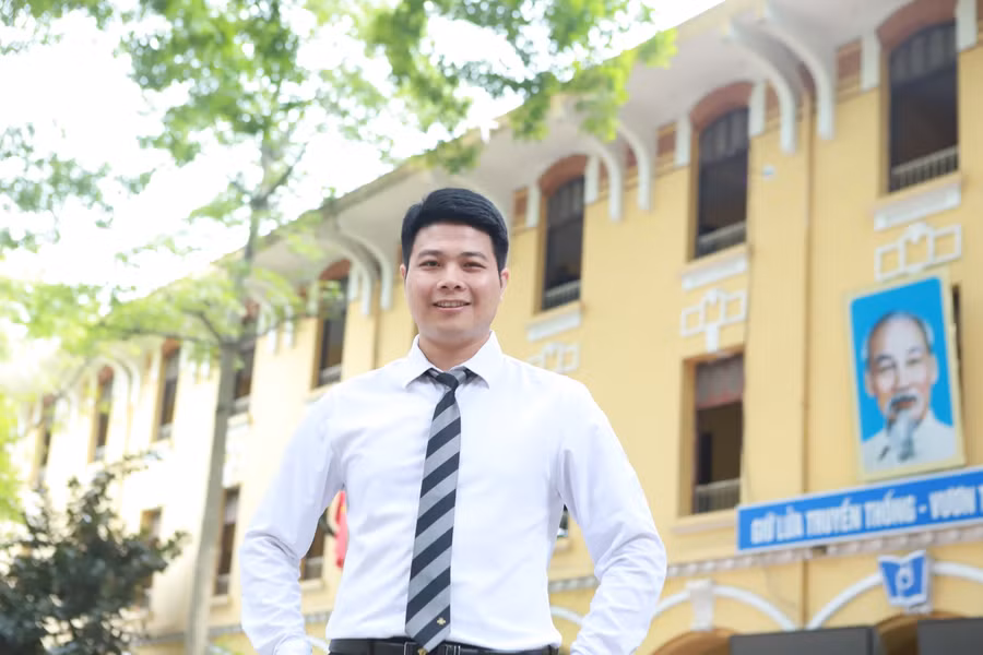 Thầy Nguyễn Văn Đức đang dạy môn Toán tại Trường THPT Phan Đình Phùng, Hà Nội. Thầy Nguyễn Văn Đức đang dạy môn Toán tại Trường THPT Phan Đình Phùng, Hà Nội.