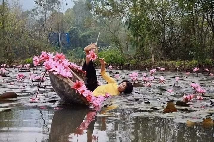 Bàn chân vàng trong làng bẻ súng.