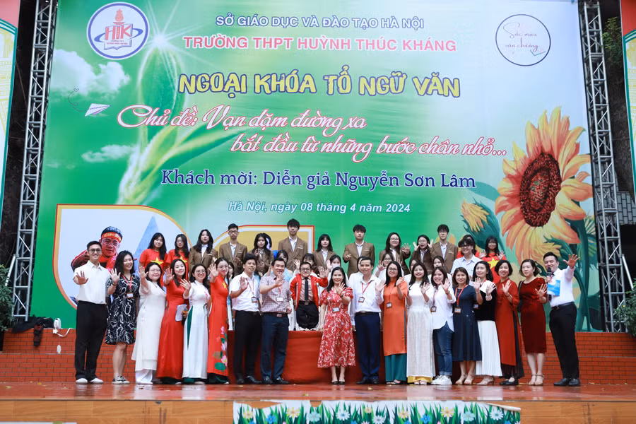 Các thầy cô và học sinh chụp ảnh lưu niệm cùng khách mời.