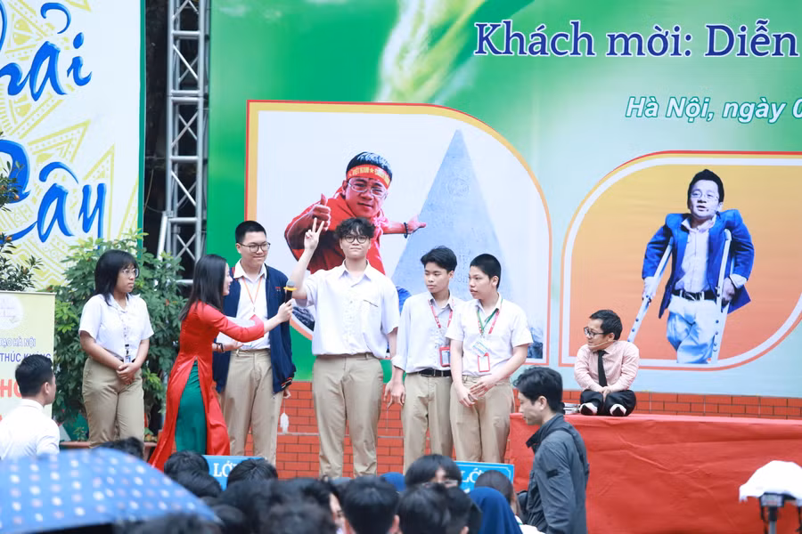 Các em học sinh lên sân khấu giao lưu cùng diễn giả.