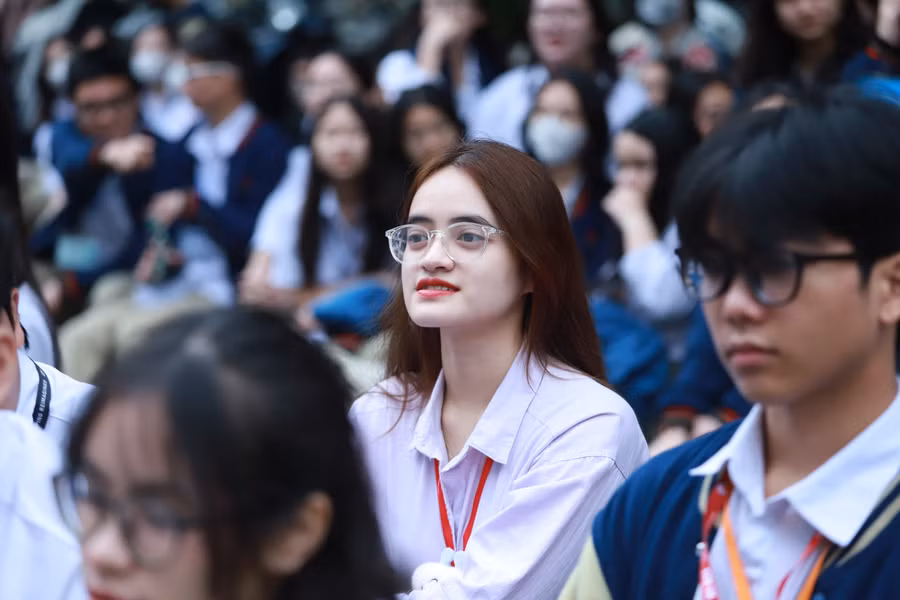 Các em chăm chú nghe chia sẻ từ vị diễn giả đặc biệt.