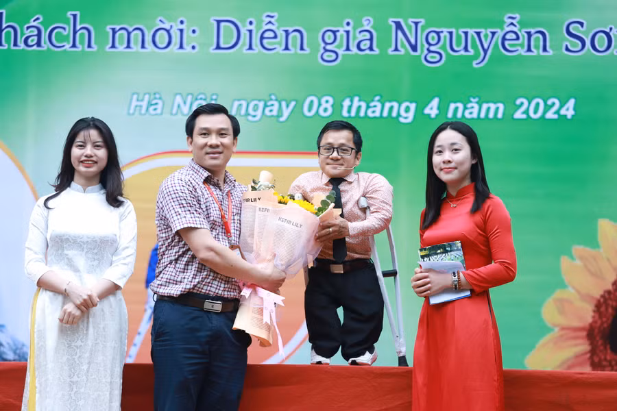 Lãnh đạo nhà trường tặng hoa chúc mừng diễn giả Nguyễn Sơn Lâm.