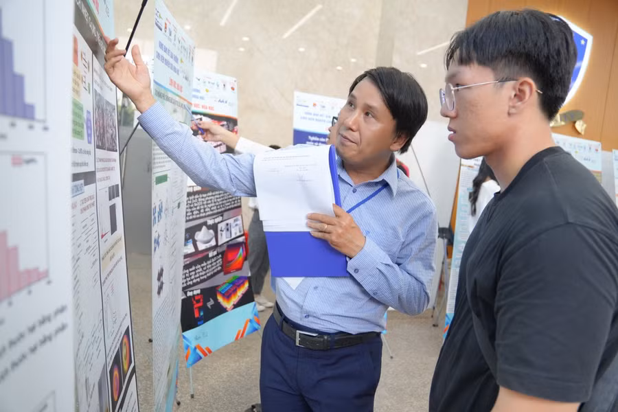 Ban giám khảo xem và chấm điểm một đề tài nghiên cứu khoa học tại vòng bán kết.